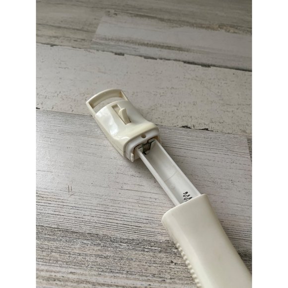 Electrical battery operated heated eyelash curler - Picture 5 of 5